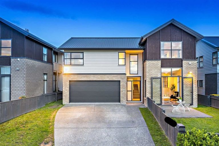 Photo of property in 16 Hirimate Place, Flat Bush, Auckland, 2019