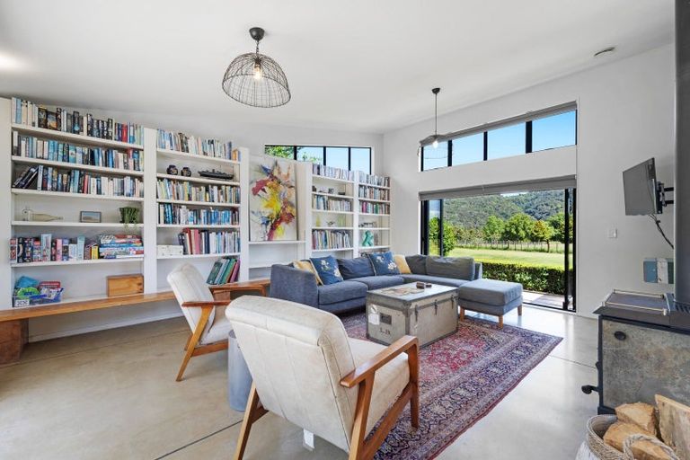 Photo of property in 69 Clevedon Kawakawa Road, Clevedon, Papakura, 2585