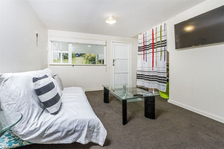 Photo of property in 2/253 Wairau Road, Totara Vale, Auckland, 0627