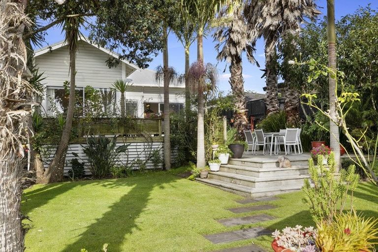 Photo of property in 249 Courtenay Street, Strandon, New Plymouth, 4312