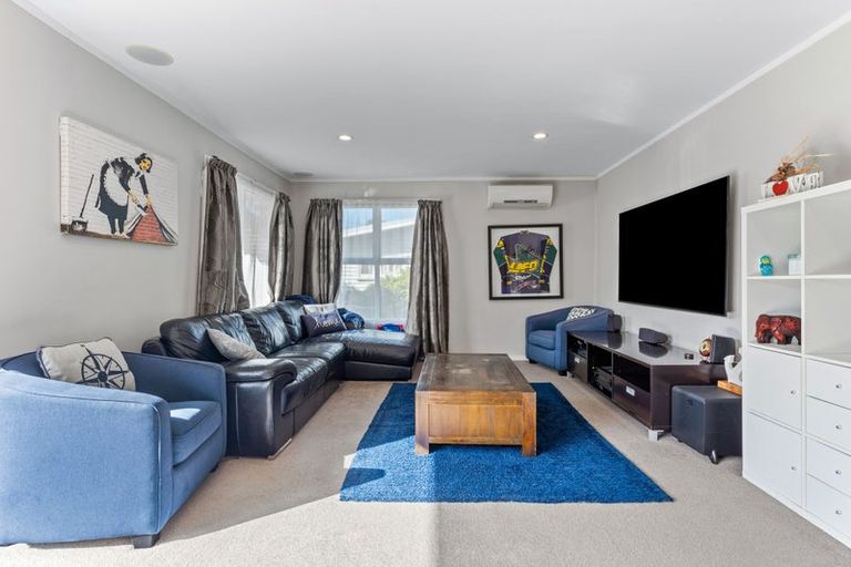 Photo of property in 1/296 Wairau Road, Glenfield, Auckland, 0629