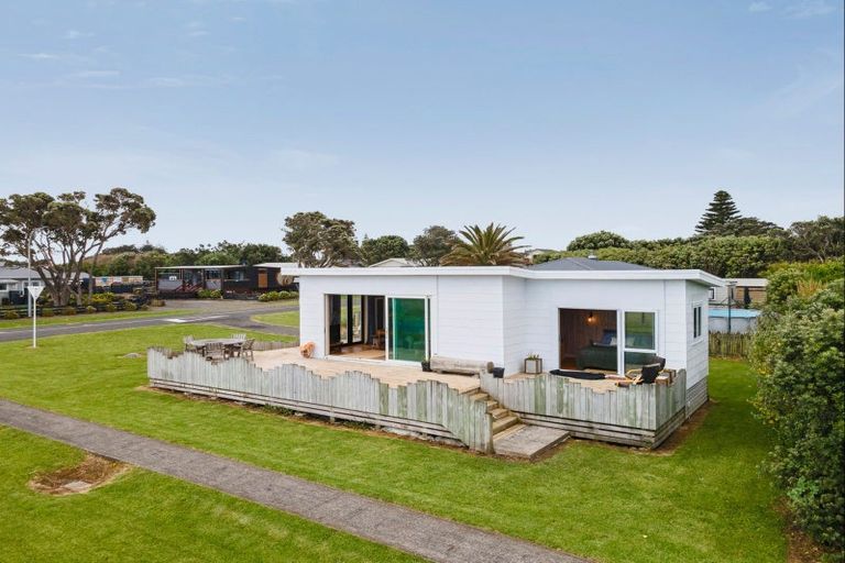 Photo of property in 11 Hector Place, Opunake, 4616