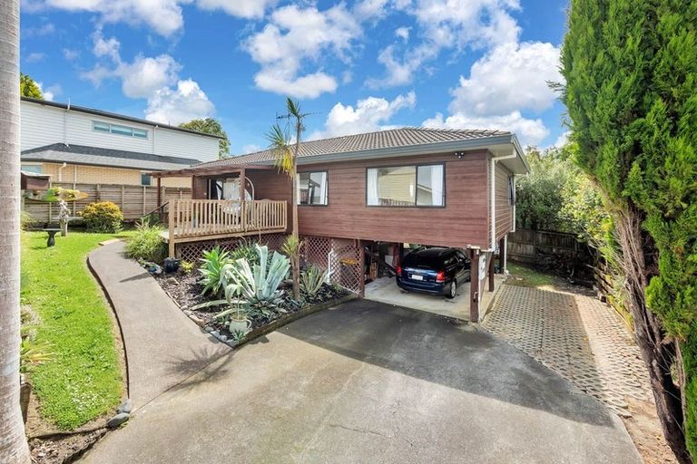 Photo of property in 2/8 Mchardy Place, Glenfield, Auckland, 0627