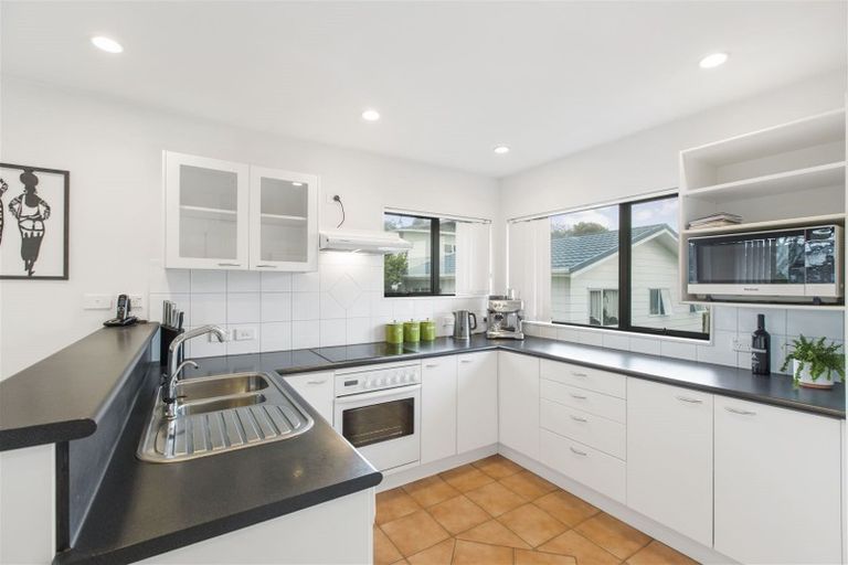 Photo of property in 2/40 Carlisle Road, Browns Bay, Auckland, 0630