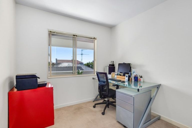 Photo of property in 1/13 Milford Road, Milford, Auckland, 0620