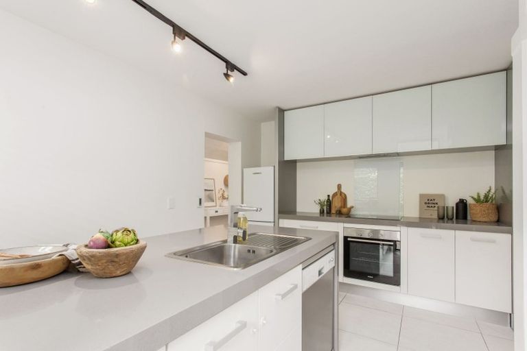 Photo of property in 94b Aikmans Road, Merivale, Christchurch, 8014