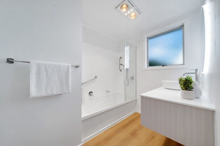 Photo of property in 54 Pukeroa Place, Papakura, 2110