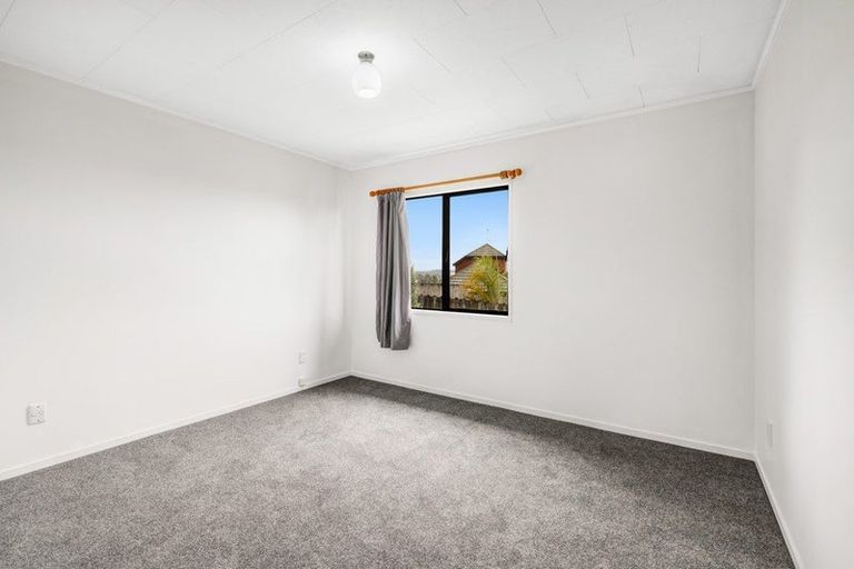 Photo of property in 1/25 Jumento Place, Unsworth Heights, Auckland, 0632