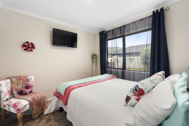 Photo of property in 21 Percy Kinsman Crescent, Riverstone Terraces, Upper Hutt, 5018