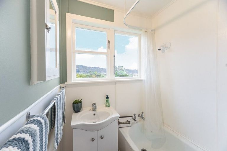 Photo of property in 76-78 Sievers Grove, Cannons Creek, Porirua, 5024