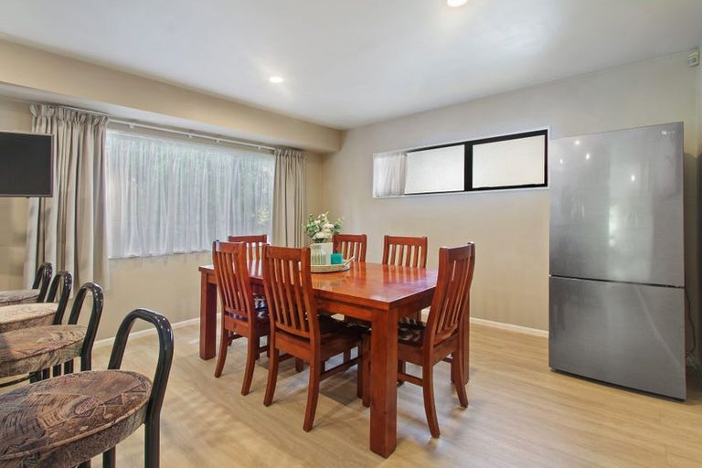 Photo of property in 16a Kingsclere Place, Goodwood Heights, Auckland, 2105