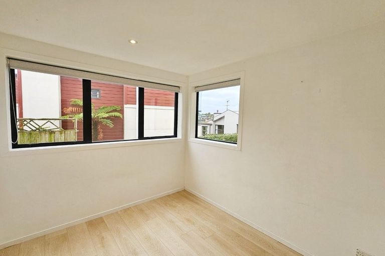 Photo of property in 137 Wiseley Road, West Harbour, Auckland, 0618