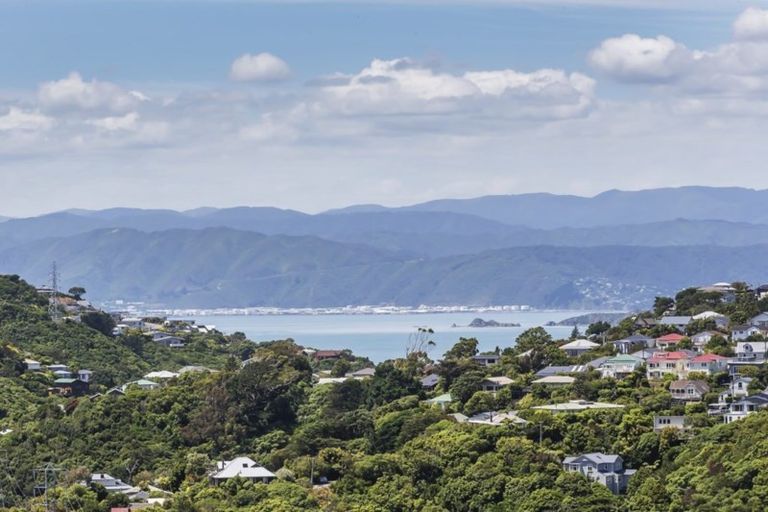 Photo of property in 33 Chartwell Drive, Crofton Downs, Wellington, 6035