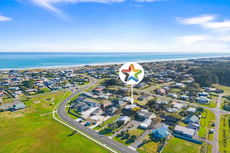 Photo of property in 27 Bond Street, Foxton Beach, Foxton, 4815