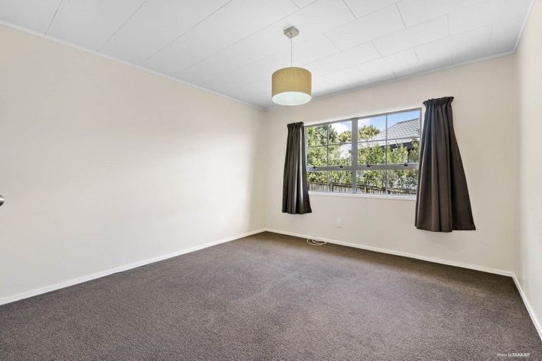 Photo of property in 35 Barbados Drive, Unsworth Heights, Auckland, 0632