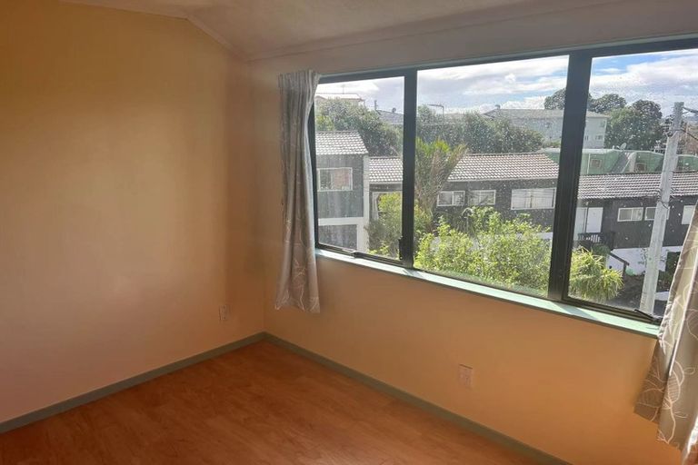 Photo of property in 2/491 Glenfield Road, Glenfield, Auckland, 0629