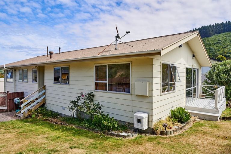 Photo of property in 1 Forglen Place, Tawa, Wellington, 5028