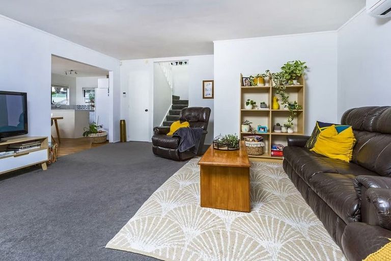 Photo of property in 1/31 Sunnyfield Crescent, Glenfield, Auckland, 0629