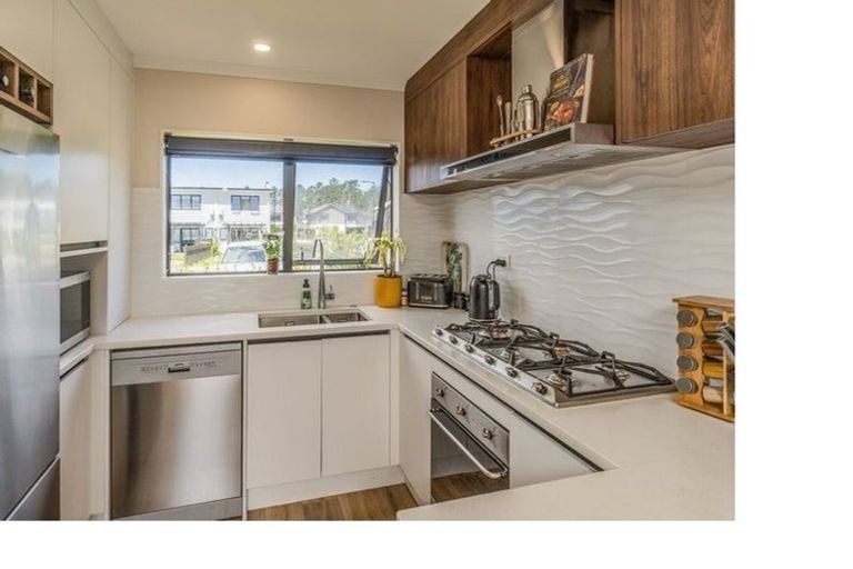 Photo of property in 8c Lumbarda Drive, Kumeu, 0810