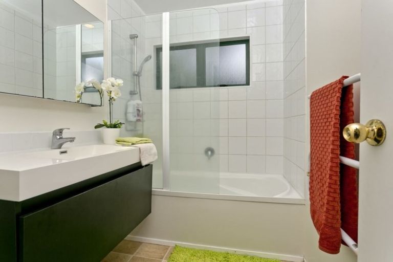 Photo of property in 2/83 Vandeleur Avenue, Birkdale, Auckland, 0626