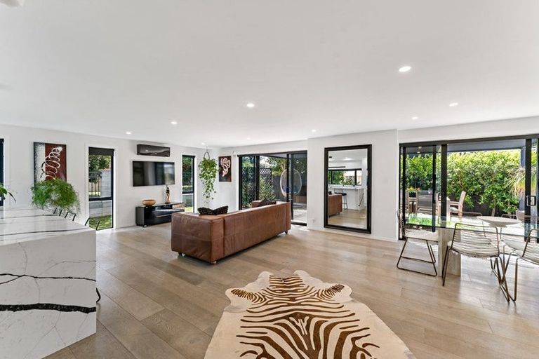 Photo of property in 2 Tollana Road, Te Atatu Peninsula, Auckland, 0610