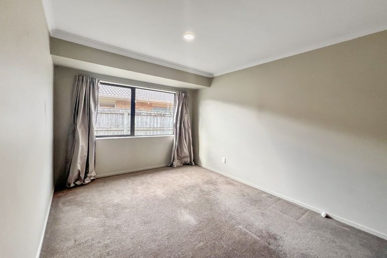 Photo of property in 22 Percy Kinsman Crescent, Riverstone Terraces, Upper Hutt, 5018