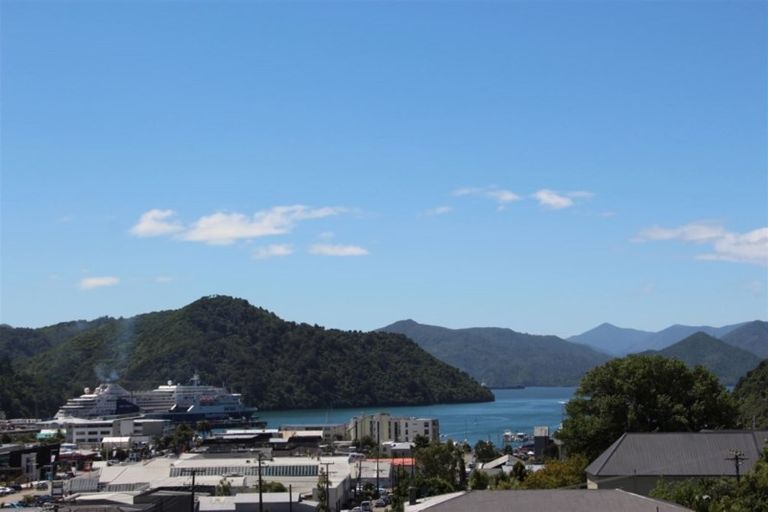 Photo of property in 118 Wellington Street, Picton, 7220