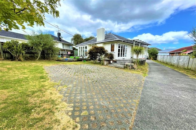 Photo of property in 1/3 Mackenzie Street, Te Atatu South, Auckland, 0610