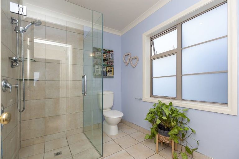 Photo of property in 136 Renown Road, Raumati South, Paraparaumu, 5032