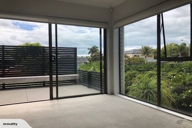 Photo of property in 6a Ursula Place, Half Moon Bay, Auckland, 2012