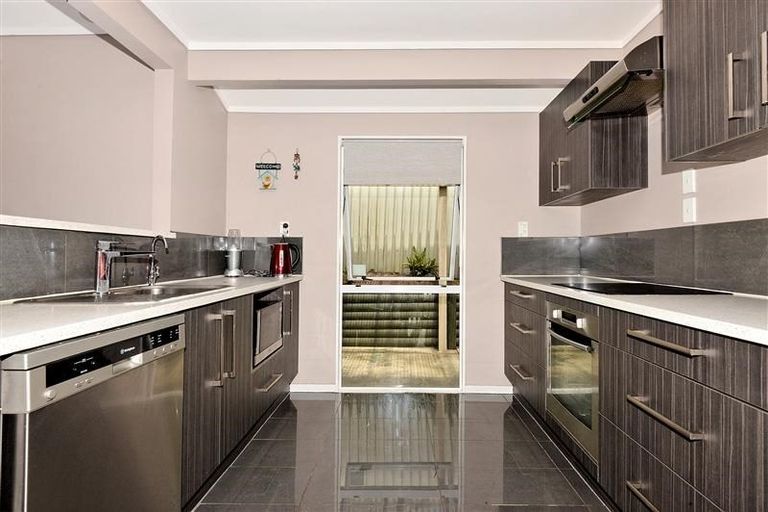 Photo of property in 2/44 Lilburn Crescent, Massey, Auckland, 0614