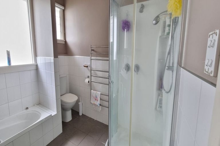 Photo of property in 20 Aorangi Place, Birkenhead, Auckland, 0626