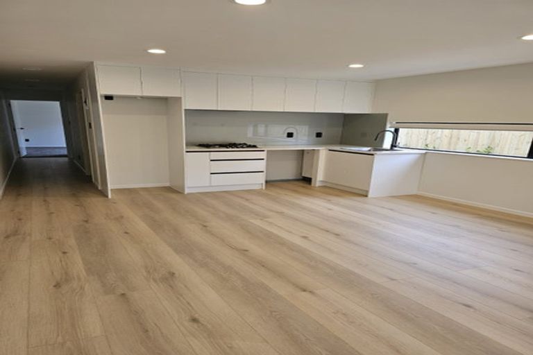 Photo of property in 2a Embling Place, Eastern Beach, Auckland, 2012