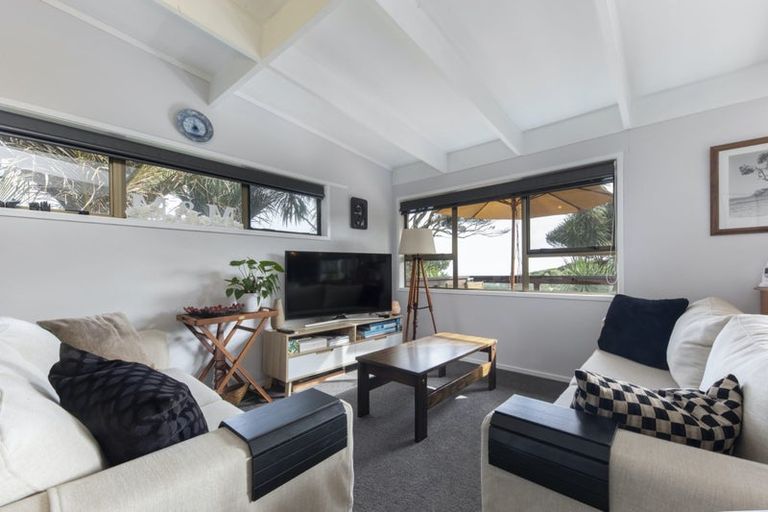 Photo of property in 125 Seaview Road, Piha, 0772