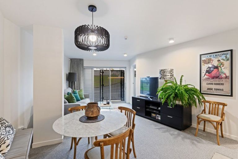 Photo of property in Weekeston Apartments, 2 Nobs Line, Strandon, New Plymouth, 4312