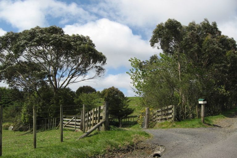 Photo of property in 10 Long Road, Waitakere, Henderson, 0781