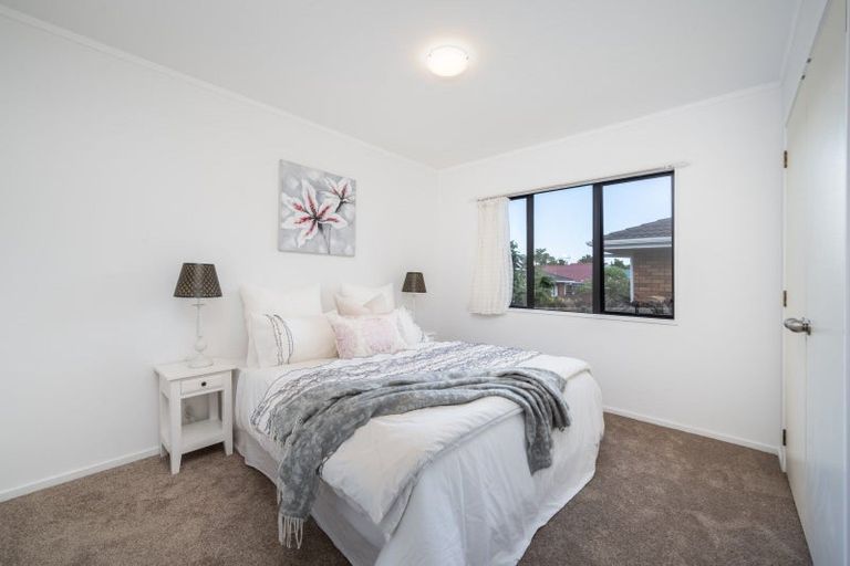 Photo of property in 2/83 Aviemore Drive, Highland Park, Auckland, 2010