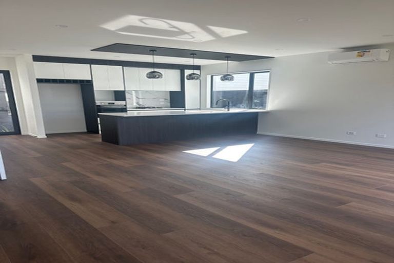 Photo of property in 1a Adelie Place, Murrays Bay, Auckland, 0630