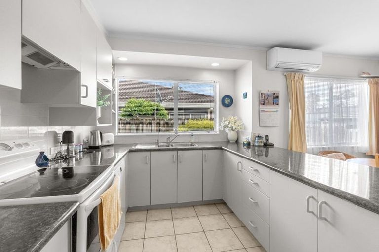 Photo of property in 7/28a Godley Road, Green Bay, Auckland, 0604