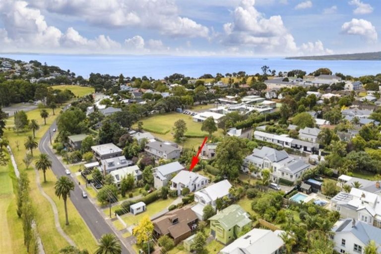 Photo of property in 32 Wairoa Road, Narrow Neck, Auckland, 0624