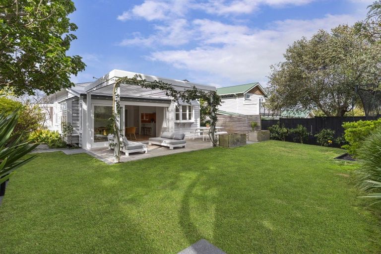 Photo of property in 202 Queen Street, Northcote Point, Auckland, 0627