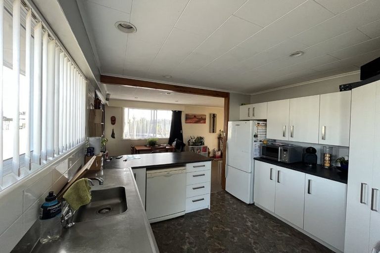 Photo of property in 15 Manu Crescent, Upper Vogeltown, New Plymouth, 4310