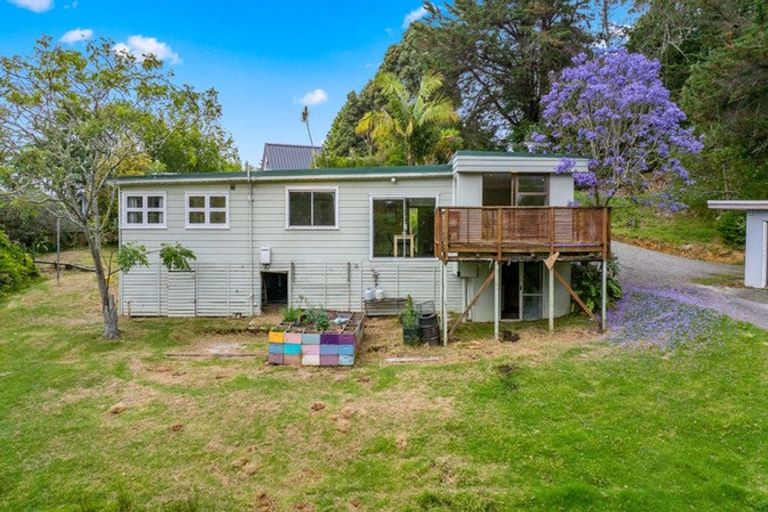 Photo of property in 10 Hobbs Road, Matakatia, Whangaparaoa, 0930