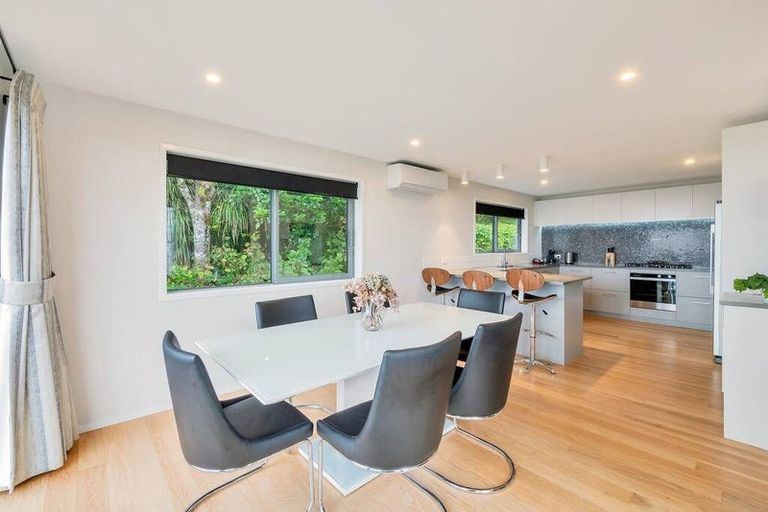 Photo of property in 23 Quinns Road, Waiatarua, Auckland, 0612