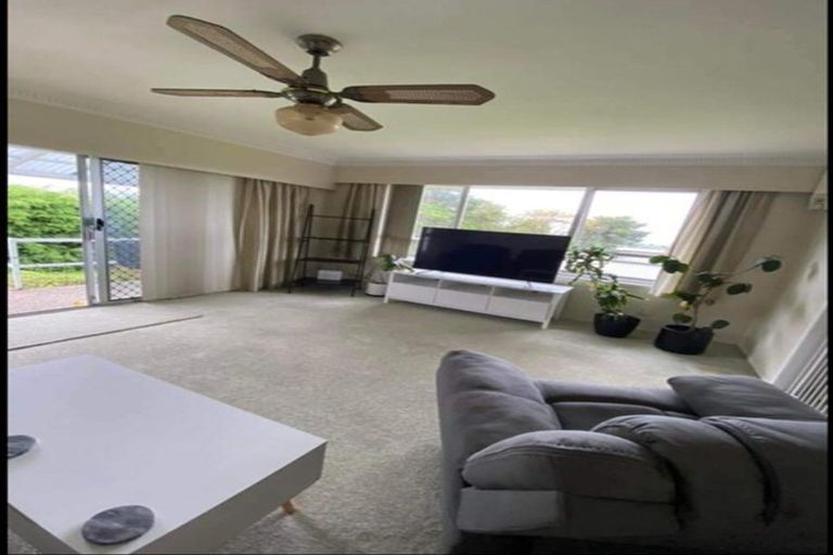 Photo of property in 1/86 Lincoln Park Avenue, Massey, Auckland, 0614