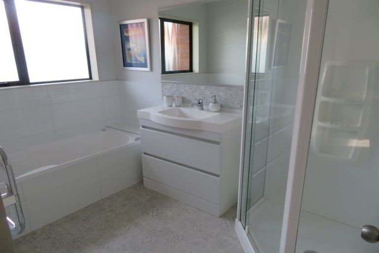 Photo of property in 12 Mana Place, Awapuni, Palmerston North, 4412