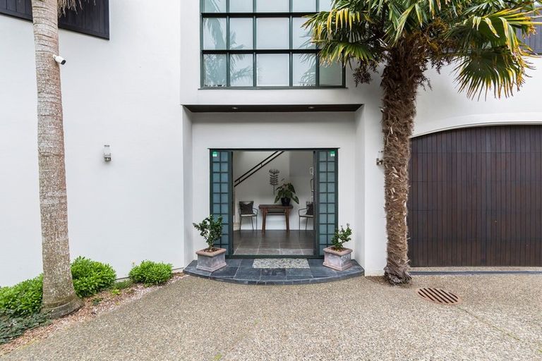 Photo of property in 2/8 Tui Glen Road, Birkenhead, Auckland, 0626