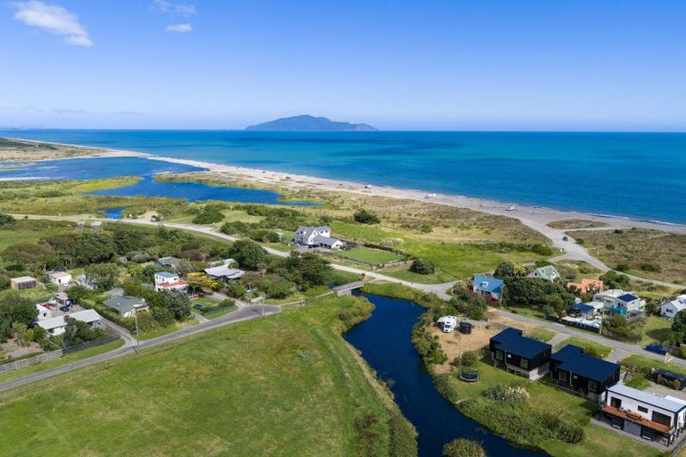 Photo of property in 44 Kapiti Lane, Otaki Beach, Otaki, 5512