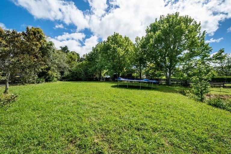 Photo of property in 87 Tawa Road, Kumeu, 0891