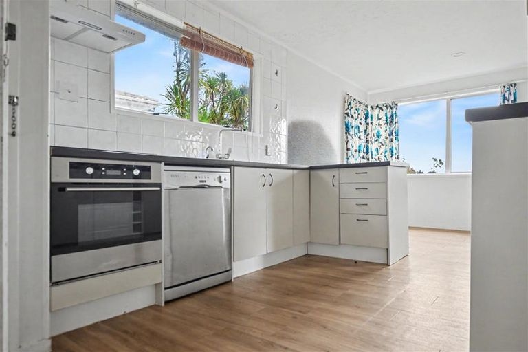 Photo of property in 14 Kilcar Place, Massey, Auckland, 0614